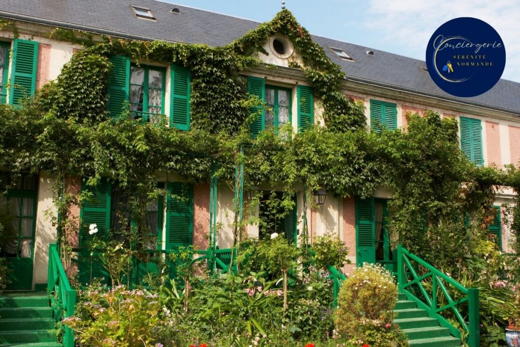 🌸 Les Jardins de Monet à Giverny : un écrin de beauté à découvrir d'avril à novembre 3 Maison de Claude Monet à Giverny – façade emblématique aux volets verts