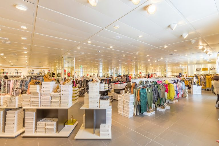 Lire la suite à propos de l’article 🛍️ Village des Marques McArthurGlen Paris-Giverny : L’Alliance du Shopping, de la Culture et de la Nature