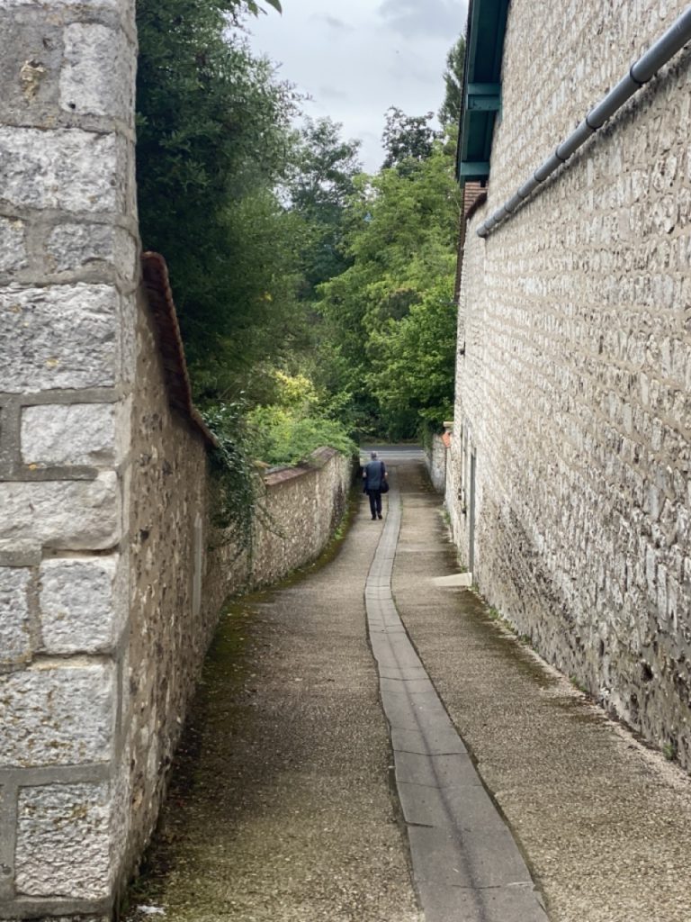 Allée étroite et pittoresque dans un village normand, ambiance bucolique de Giverny