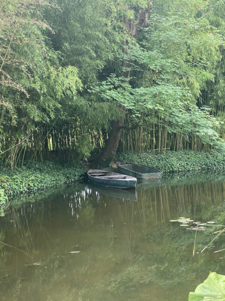 Barque sur un étang dans un jardin de location saisonnière en Normandie
