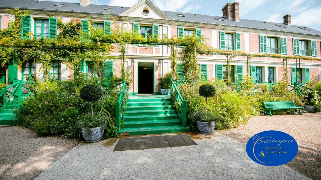 7 façons puissantes dont la conciergerie dynamise l'économie locale 3 Façade fleurie de la maison de Claude Monet à Giverny, lieu culturel emblématique en Normandie