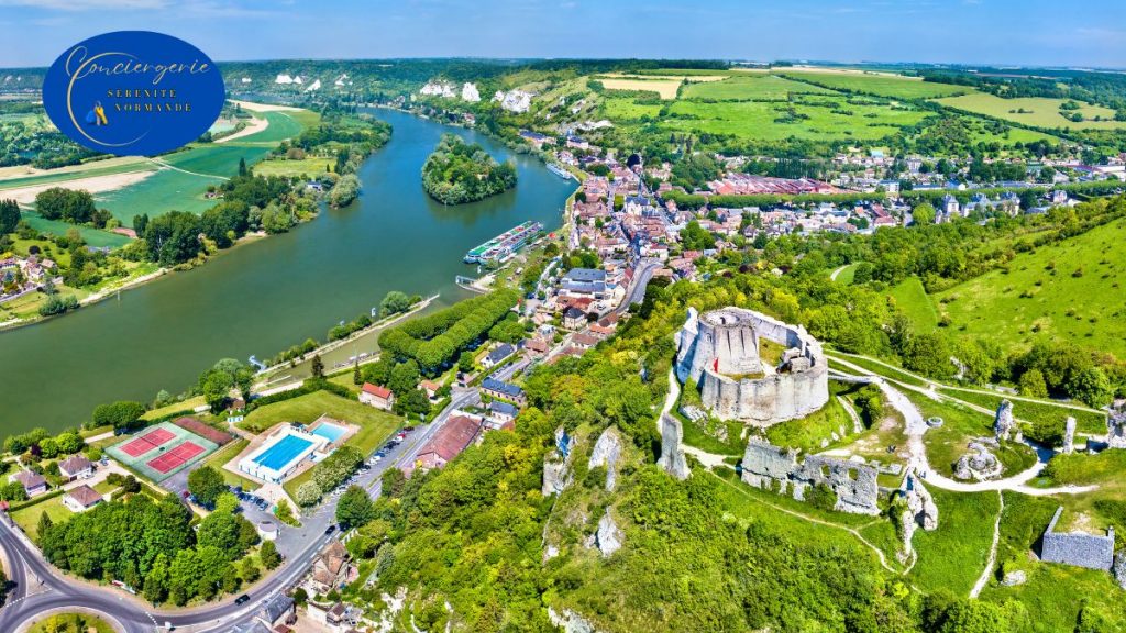 7 façons puissantes dont la conciergerie dynamise l'économie locale 5 Vue aérienne de Château Gaillard et Les Andelys, illustrant le potentiel touristique du territoire normand