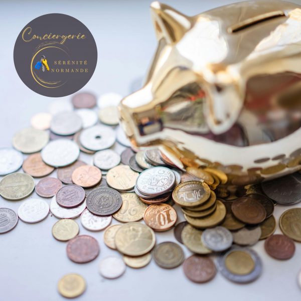 Tirelire avec des pièces illustrant la rentabilité et les revenus en location courte durée avec une conciergerie