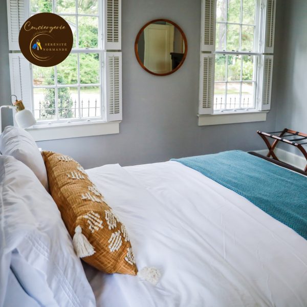 Chambre élégante préparée par une conciergerie de location courte durée en Normandie pour l'accueil de voyageurs.